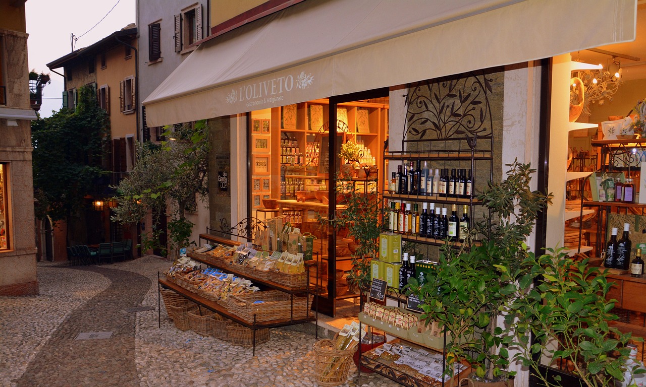 Lettres autocollantes pour vitrine : une solution simple et efficace pour votre communication ?