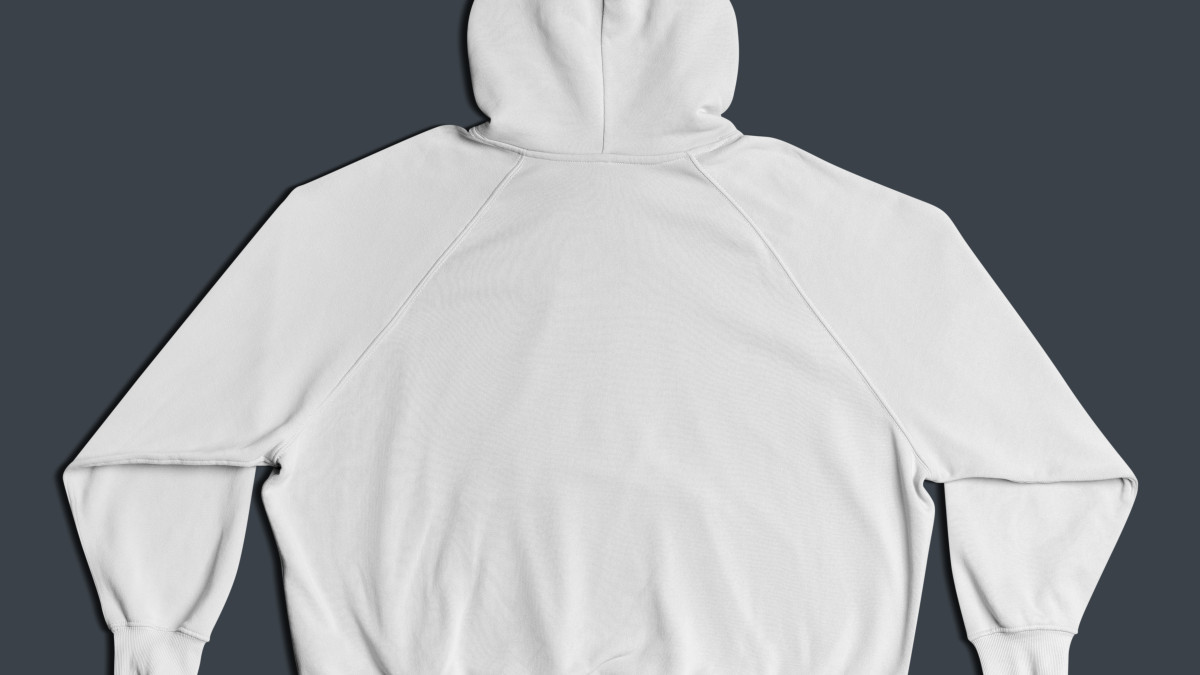 un hoodie posé sur un fond noir