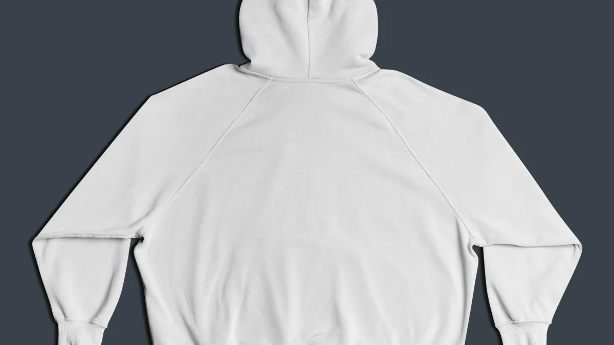un hoodie posé sur un fond noir